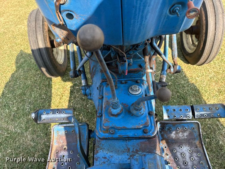 image for item FC4107 1973 Ford 3000 tractor