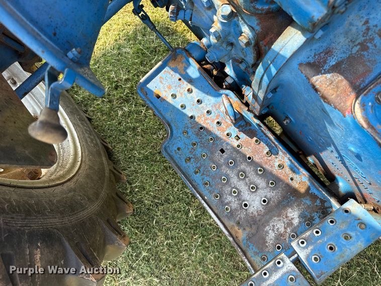 image for item FC4107 1973 Ford 3000 tractor