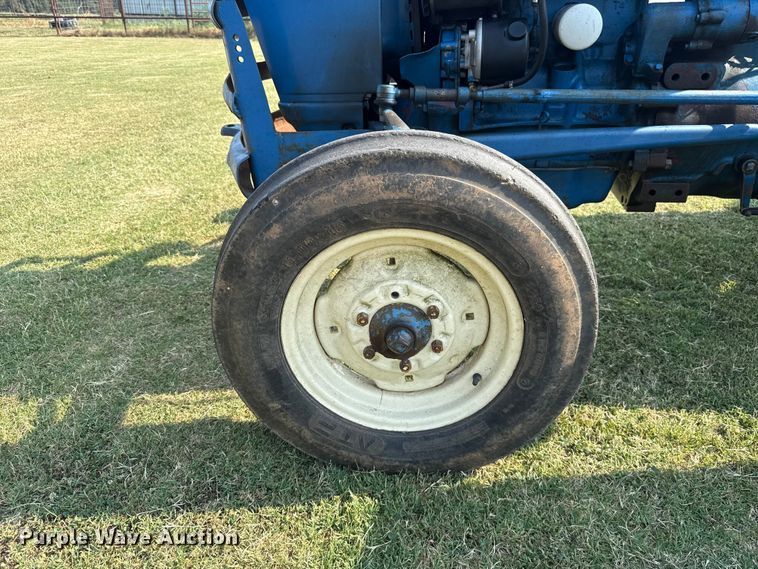 image for item FC4107 1973 Ford 3000 tractor