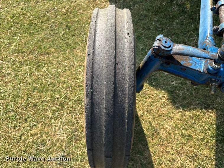 image for item FC4107 1973 Ford 3000 tractor