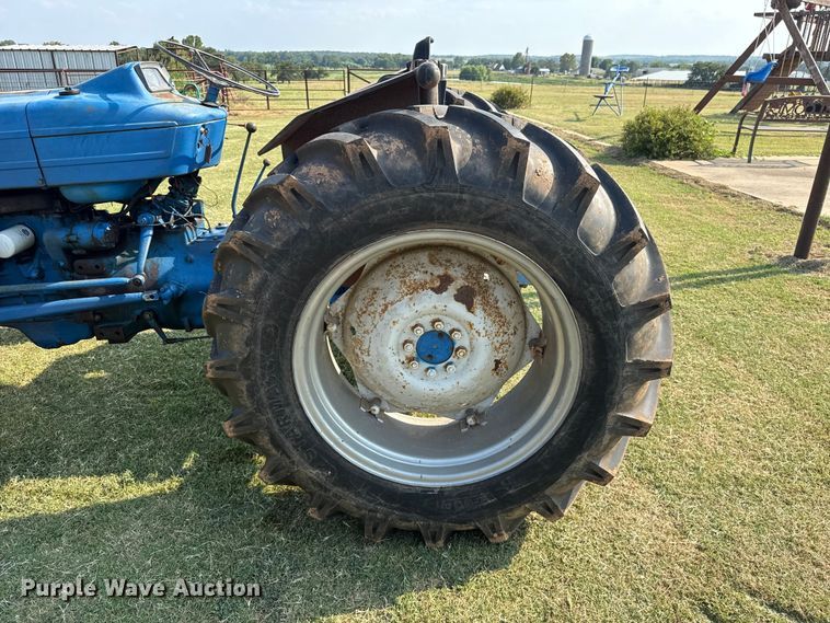 image for item FC4107 1973 Ford 3000 tractor