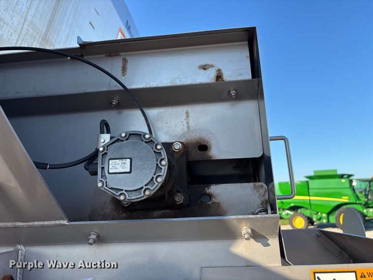 image for item FG0585 2018 John Deere R4045 Dry Fertilizer Applicator