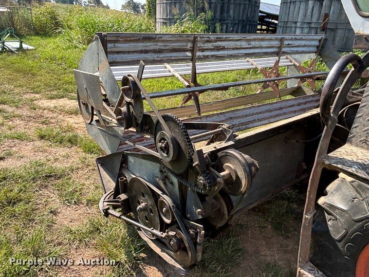 image for item FG0593 Allis-Chalmers Gleaner K2 Corn-Soybean Special combine