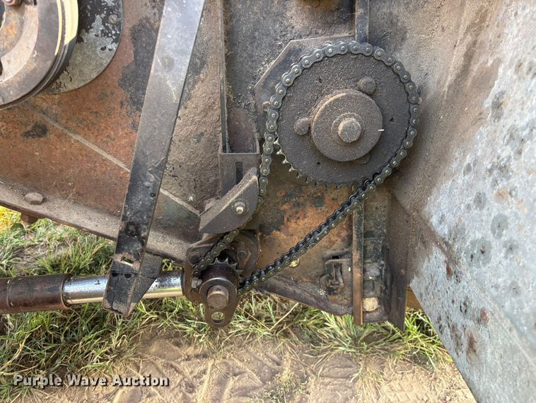 image for item FG0593 Allis-Chalmers Gleaner K2 Corn-Soybean Special combine