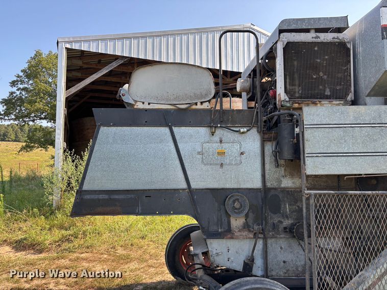 image for item FG0593 Allis-Chalmers Gleaner K2 Corn-Soybean Special combine