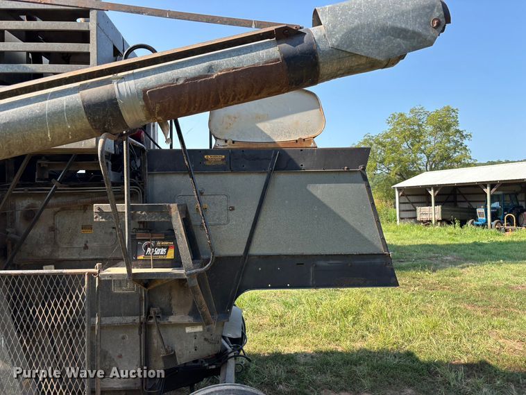 image for item FG0593 Allis-Chalmers Gleaner K2 Corn-Soybean Special combine