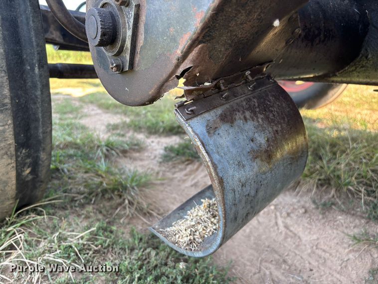 image for item FG0593 Allis-Chalmers Gleaner K2 Corn-Soybean Special combine