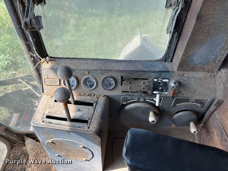 image for item FG0593 Allis-Chalmers Gleaner K2 Corn-Soybean Special combine