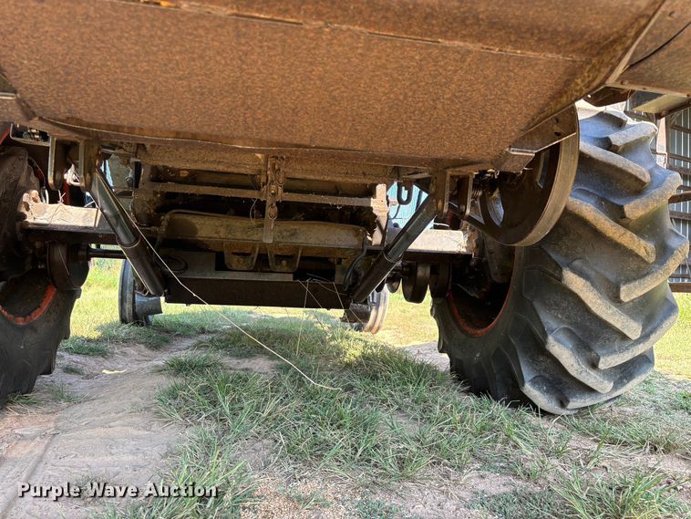 image for item FG0593 Allis-Chalmers Gleaner K2 Corn-Soybean Special combine