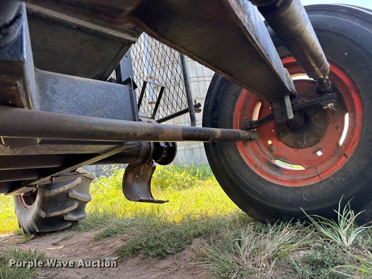 image for item FG0593 Allis-Chalmers Gleaner K2 Corn-Soybean Special combine