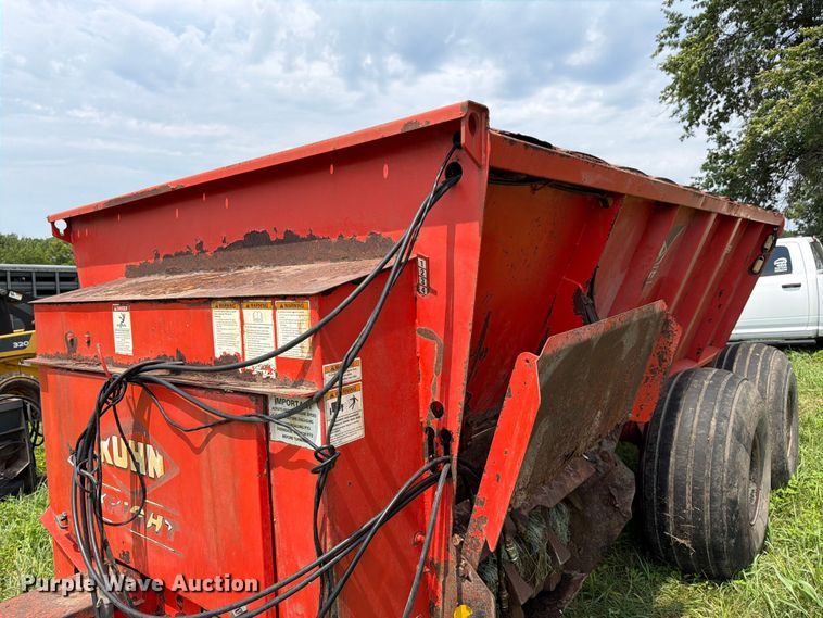 image for item FK3311 Kuhn Knight 8124 manure spreader