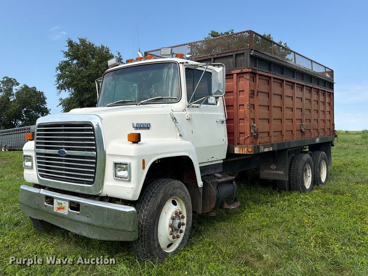 1989 Ford LNT8000 grain truck