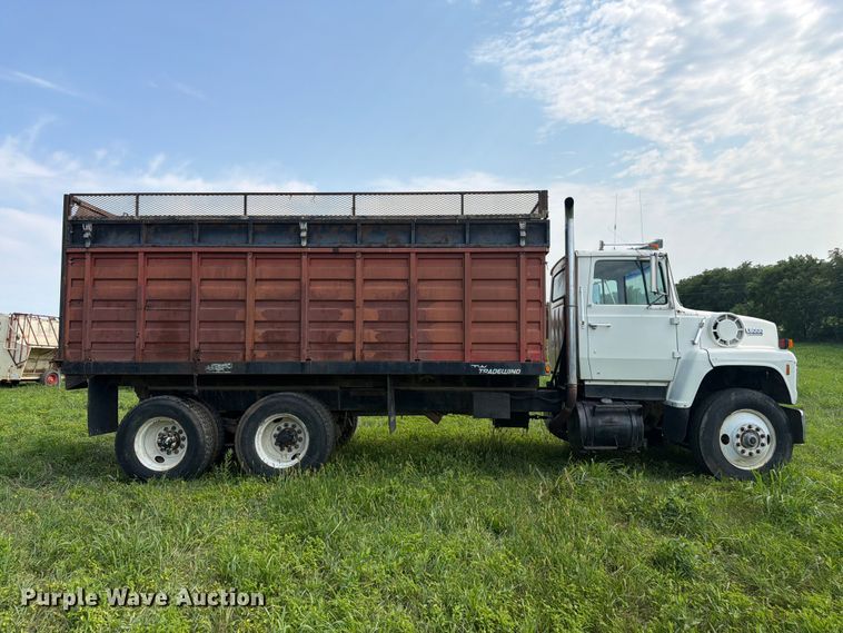 image for item FK3320 1989 Ford LNT8000 grain truck