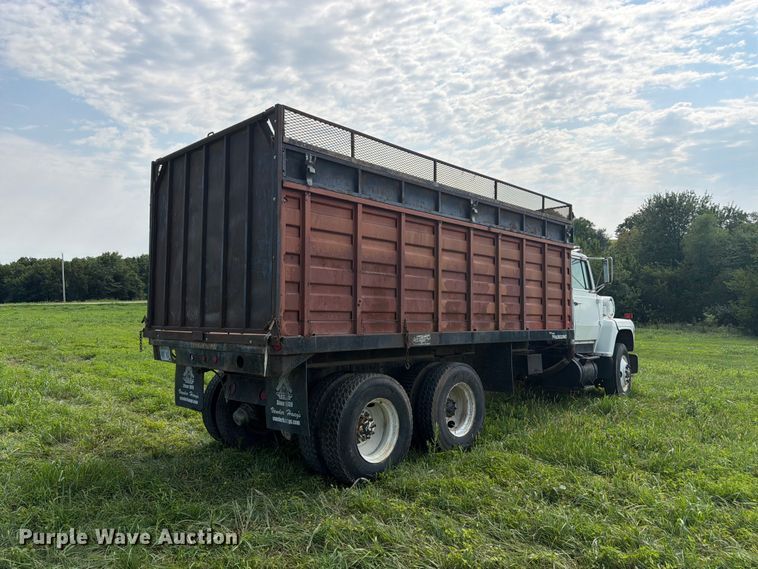 image for item FK3320 1989 Ford LNT8000 grain truck