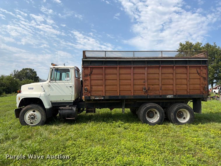 image for item FK3320 1989 Ford LNT8000 grain truck