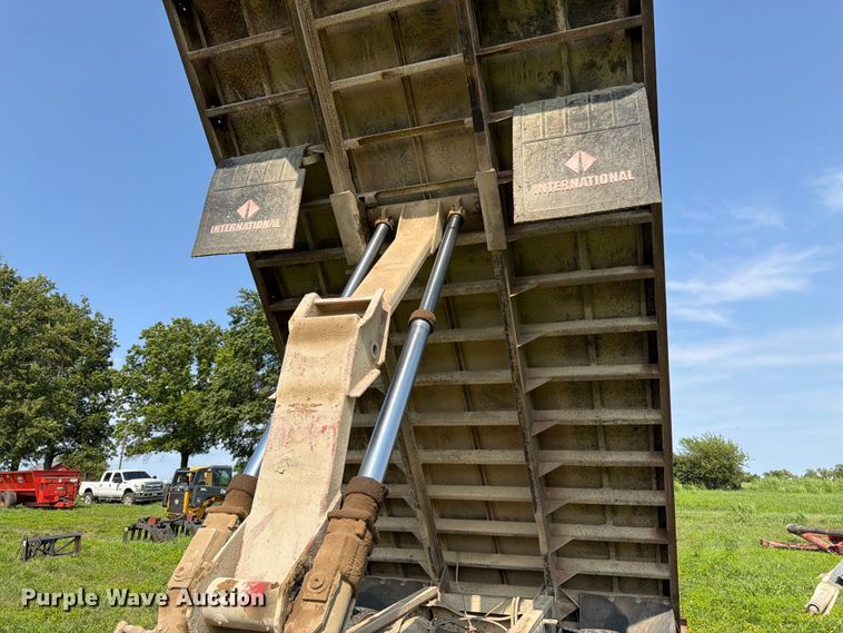 image for item FK3320 1989 Ford LNT8000 grain truck