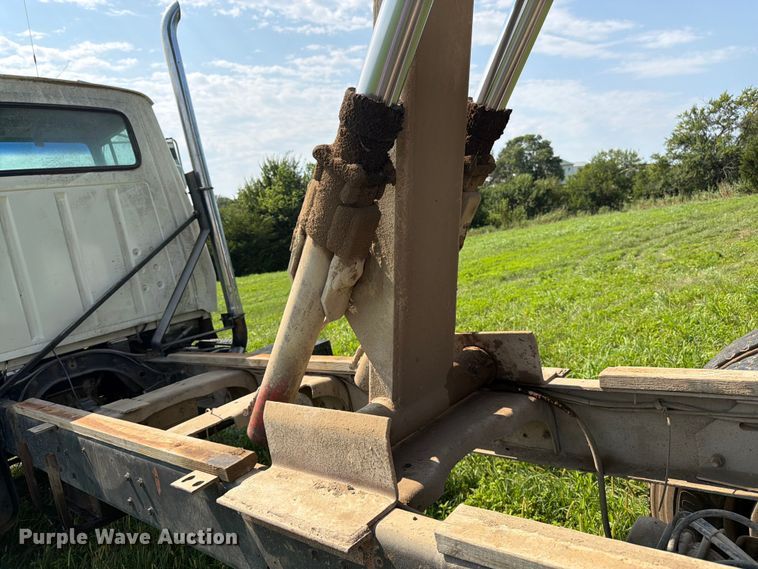 image for item FK3320 1989 Ford LNT8000 grain truck