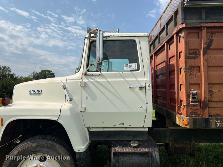 image for item FK3320 1989 Ford LNT8000 grain truck