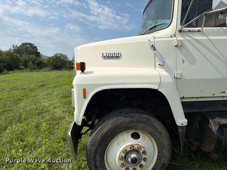 image for item FK3320 1989 Ford LNT8000 grain truck