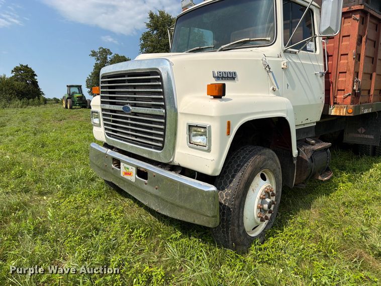 image for item FK3320 1989 Ford LNT8000 grain truck