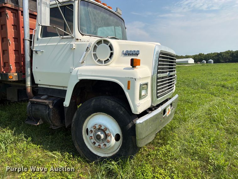 image for item FK3320 1989 Ford LNT8000 grain truck