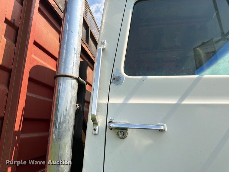 image for item FK3320 1989 Ford LNT8000 grain truck