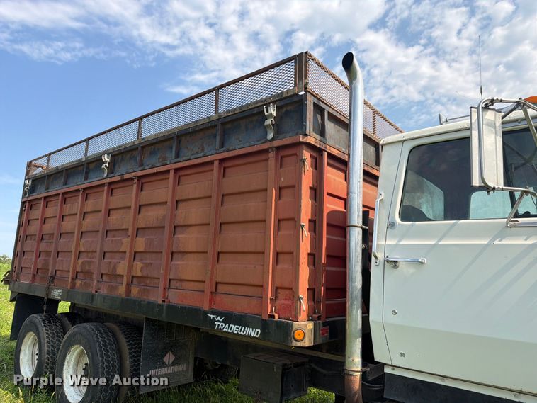 image for item FK3320 1989 Ford LNT8000 grain truck
