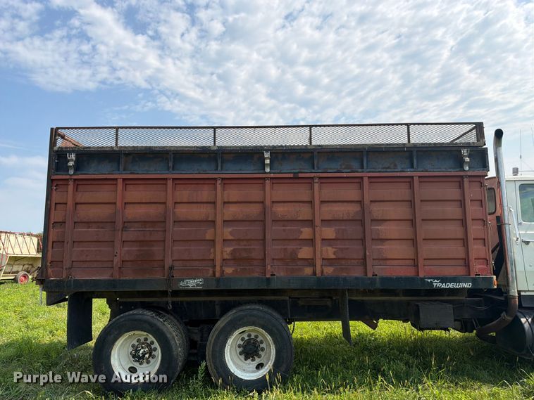 image for item FK3320 1989 Ford LNT8000 grain truck
