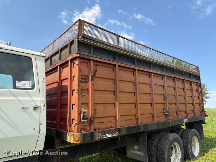 image for item FK3320 1989 Ford LNT8000 grain truck