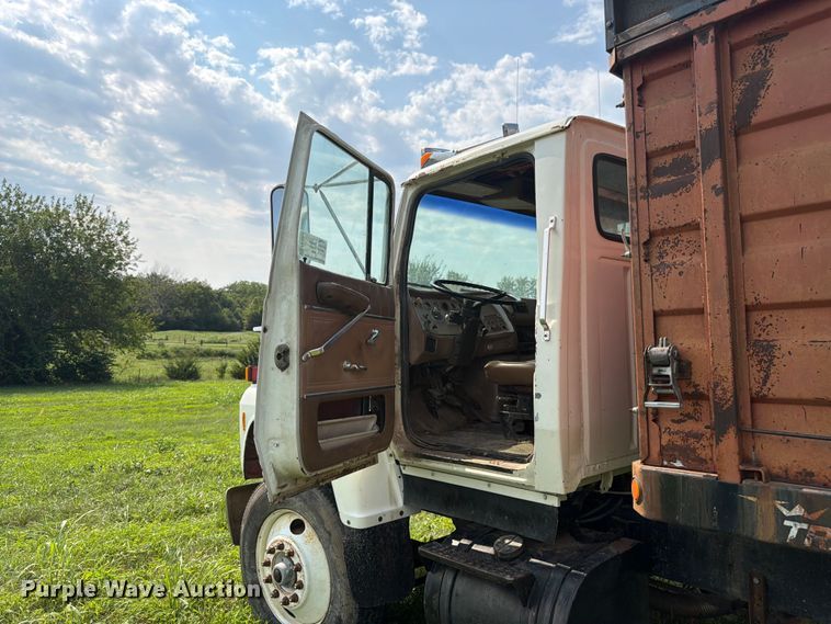 image for item FK3320 1989 Ford LNT8000 grain truck