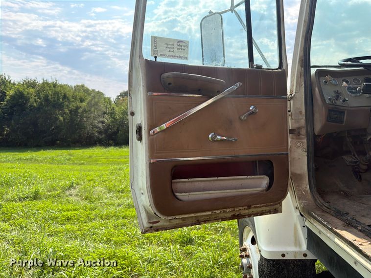 image for item FK3320 1989 Ford LNT8000 grain truck