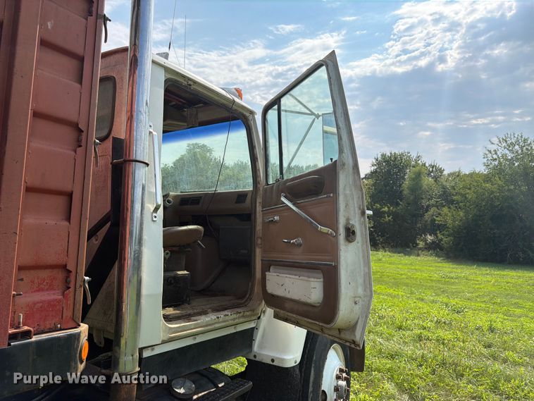 image for item FK3320 1989 Ford LNT8000 grain truck