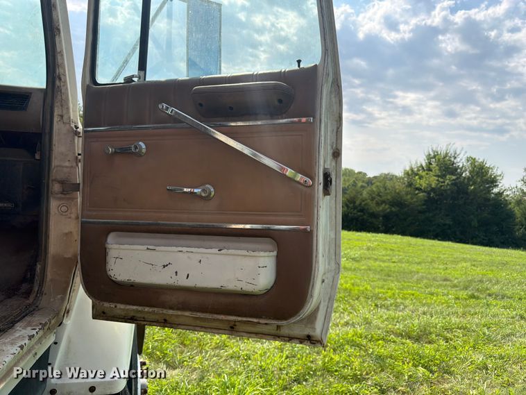 image for item FK3320 1989 Ford LNT8000 grain truck
