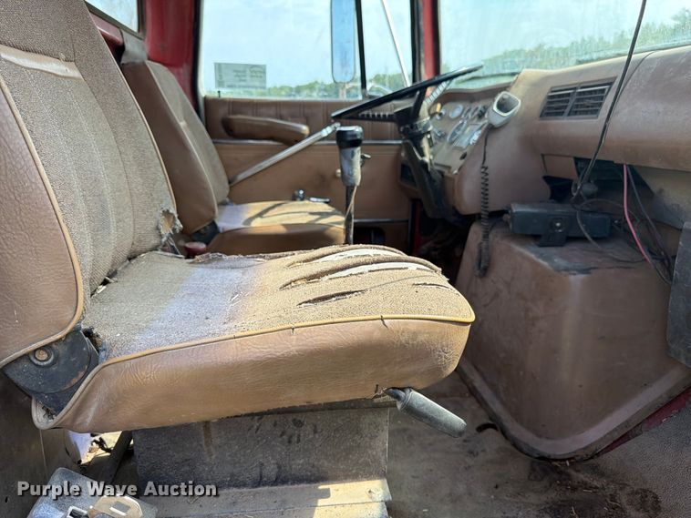 image for item FK3320 1989 Ford LNT8000 grain truck