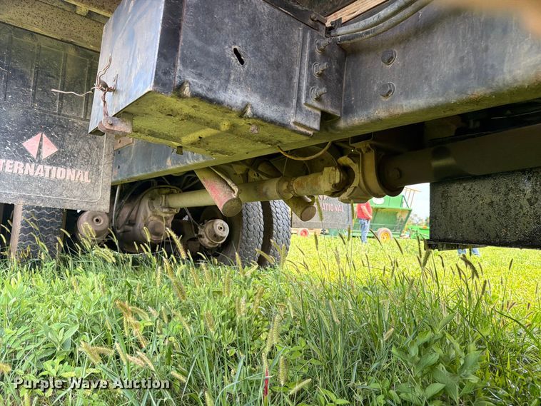image for item FK3320 1989 Ford LNT8000 grain truck