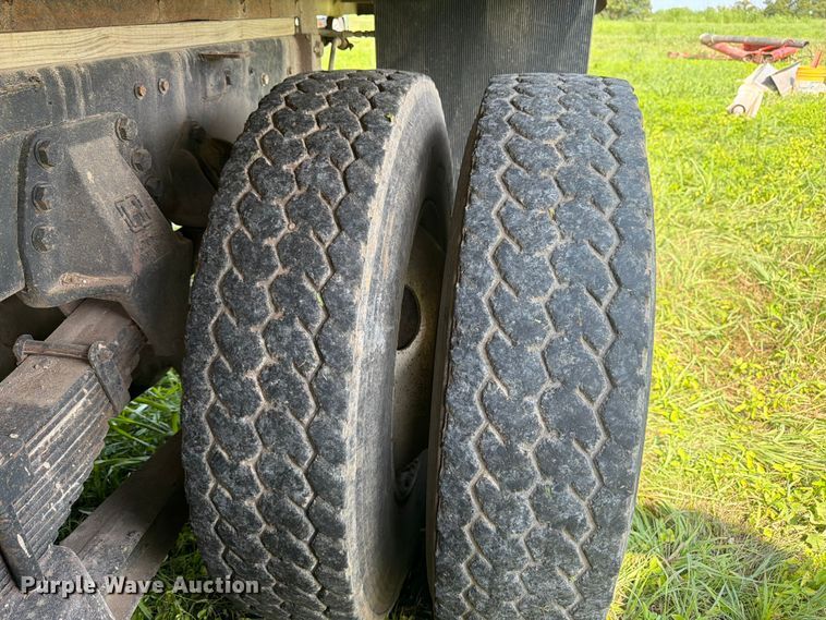image for item FK3320 1989 Ford LNT8000 grain truck