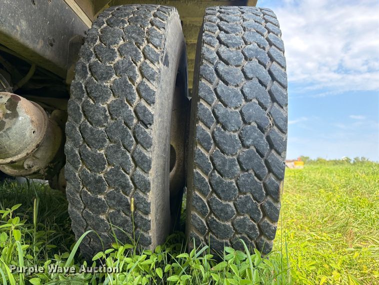 image for item FK3320 1989 Ford LNT8000 grain truck