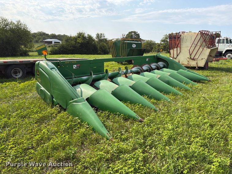 image for item FK3323 2010 John Deere 608CX corn head
