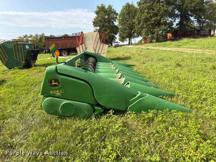 image for item FK3323 2010 John Deere 608CX corn head