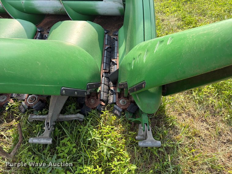 image for item FK3323 2010 John Deere 608CX corn head