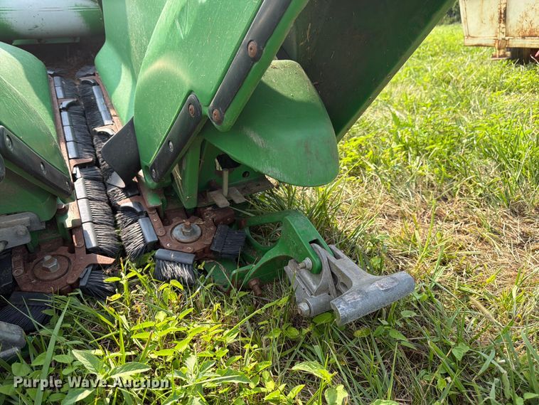 image for item FK3323 2010 John Deere 608CX corn head