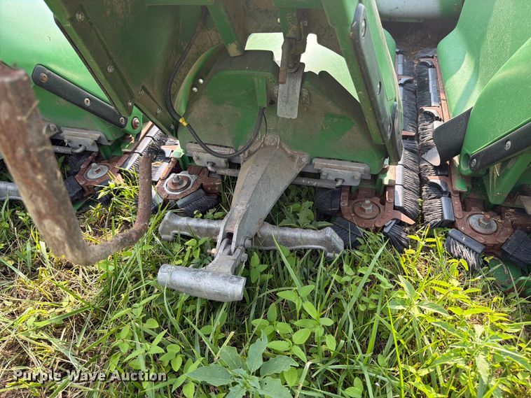 image for item FK3323 2010 John Deere 608CX corn head