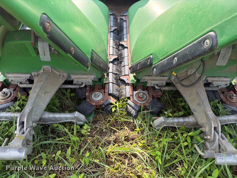 image for item FK3323 2010 John Deere 608CX corn head