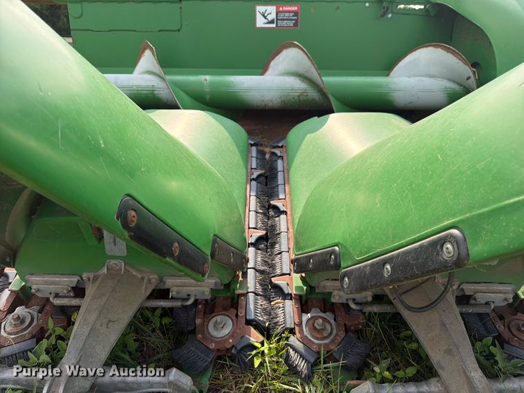 image for item FK3323 2010 John Deere 608CX corn head
