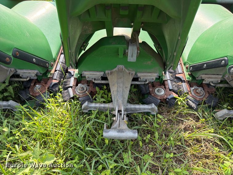 image for item FK3323 2010 John Deere 608CX corn head