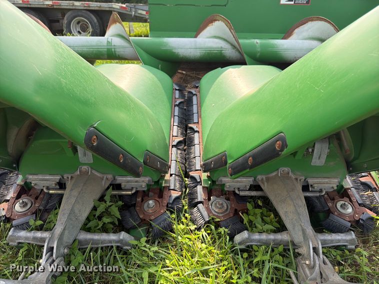 image for item FK3323 2010 John Deere 608CX corn head