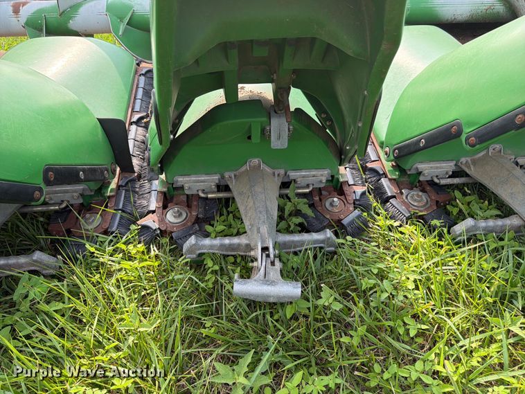 image for item FK3323 2010 John Deere 608CX corn head