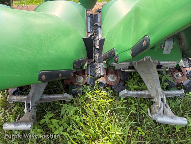 image for item FK3323 2010 John Deere 608CX corn head