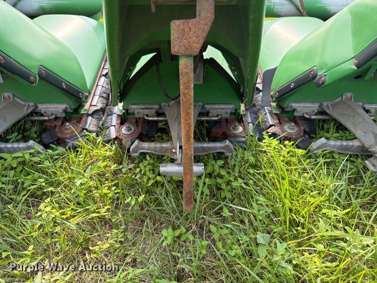 image for item FK3323 2010 John Deere 608CX corn head
