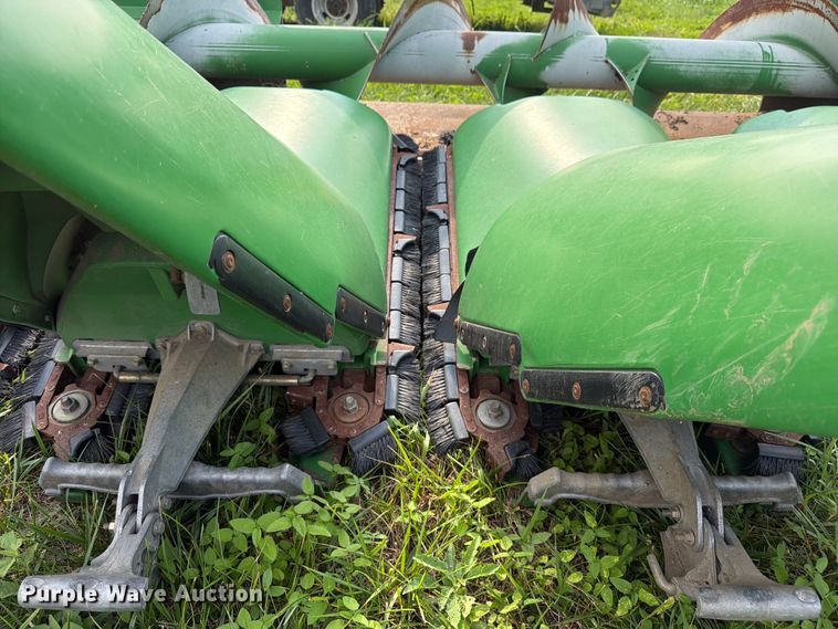 image for item FK3323 2010 John Deere 608CX corn head